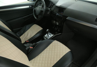 Подержанный автомобиль Opel Astra Hatchback 2010 года (9 фото)