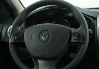 Подержанный автомобиль Renault Sandero 2018 года (16 фото)