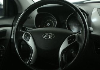 Подержанный автомобиль Hyundai Elantra Sedan 2012 года (16 фото)