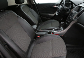 Подержанный автомобиль Opel Astra Hatchback 2011 года (10 фото)