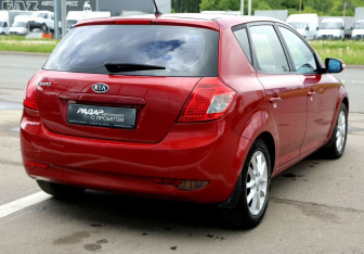 Подержанный автомобиль Kia Ceed Hatchback 2010 года (6 фото)