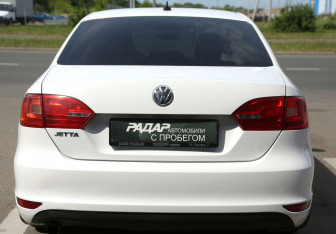 Подержанный автомобиль Volkswagen Jetta Sedan 2014 года (5 фото)