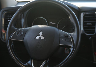 Подержанный автомобиль Mitsubishi Outlander 2018 года (16 фото)