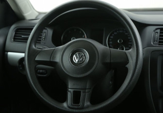 Подержанный автомобиль Volkswagen Jetta Sedan 2011 года (16 фото)