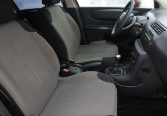 Подержанный автомобиль Citroen C4 Hatchback 2010 года (10 фото)