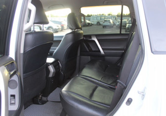 Подержанный автомобиль Toyota Land Cruiser Prado 2011 года (12 фото)