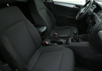 Подержанный автомобиль Volkswagen Jetta Sedan 2011 года (10 фото)
