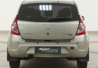 Подержанный автомобиль Renault Sandero 2011 года (3 фото)