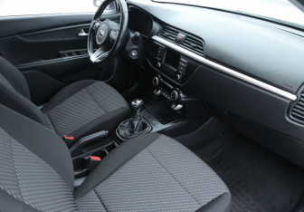 Подержанный автомобиль Kia Rio Sedan 2018 года (16 фото)