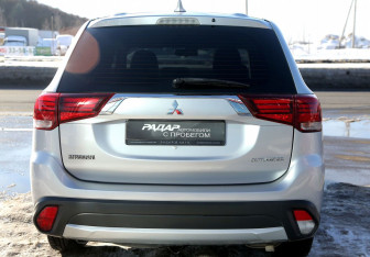 Подержанный автомобиль Mitsubishi Outlander 2018 года (5 фото)