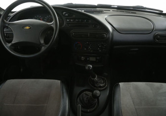 Подержанный автомобиль Chevrolet Niva 2005 года (12 фото)