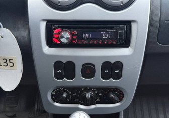 Подержанный автомобиль Renault Sandero 2014 года (15 фото)