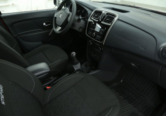 Подержанный автомобиль Renault Sandero 2018 года (9 фото)