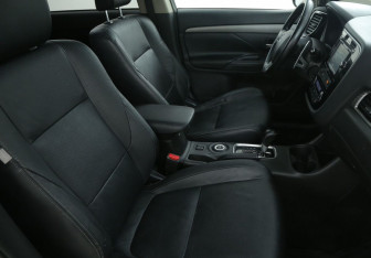 Подержанный автомобиль Mitsubishi Outlander 2012 года (10 фото)