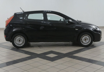 Подержанный автомобиль Hyundai Solaris Hatchback 2011 года (3 фото)