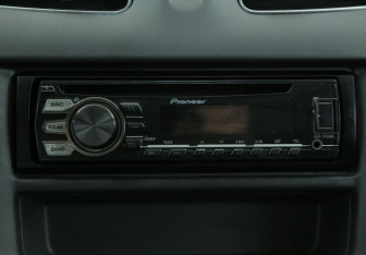 Подержанный автомобиль Renault Sandero 2015 года (16 фото)