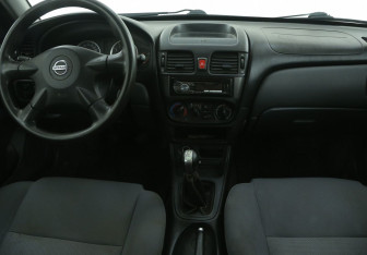 Подержанный автомобиль Nissan Almera Hatchback 2005 года (12 фото)