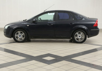 Подержанный автомобиль Ford Focus Sedan 2006 года (7 фото)