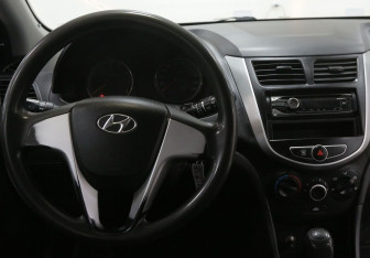 Подержанный автомобиль Hyundai Solaris Hatchback 2011 года (9 фото)