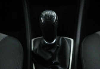 Подержанный автомобиль Hyundai Solaris Hatchback 2011 года (15 фото)