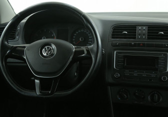 Подержанный автомобиль Volkswagen Polo Sedan 2016 года (14 фото)