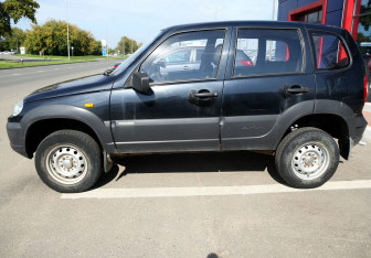 Подержанный автомобиль Chevrolet Niva 2010 года (8 фото)