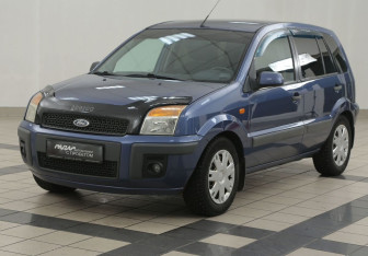 Подержанный автомобиль Ford Fusion 2006 года (8 фото)