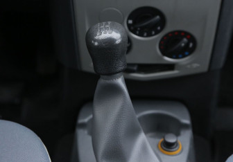 Подержанный автомобиль Renault Logan Sedan 2007 года (13 фото)