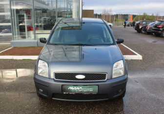 Подержанный автомобиль Ford Fusion 2005 года (8 фото)