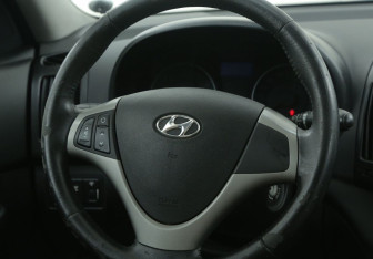 Подержанный автомобиль Hyundai i30 Hatchback 2010 года (16 фото)