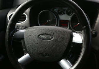 Подержанный автомобиль Ford Focus Sedan 2008 года (17 фото)