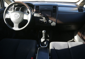 Подержанный автомобиль Nissan Tiida Hatchback 2007 года (12 фото)