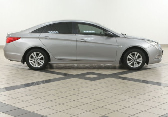 Подержанный автомобиль Hyundai Sonata 2010 года (5 фото)
