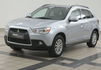 Подержанный автомобиль Mitsubishi ASX 2011 года (8 фото)
