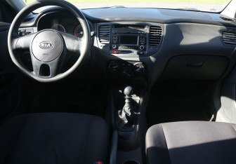 Подержанный автомобиль Kia Rio Sedan 2010 года (12 фото)