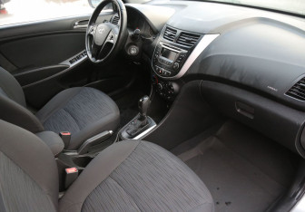 Подержанный автомобиль Hyundai Solaris Hatchback 2015 года (9 фото)