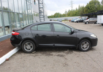 Подержанный автомобиль Renault Fluence 2011 года (8 фото)