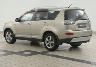 Подержанный автомобиль Mitsubishi Outlander 2008 года (2 фото)