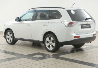 Подержанный автомобиль Mitsubishi Outlander 2012 года (2 фото)