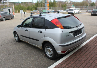 Подержанный автомобиль Ford Focus Sedan 2003 года (5 фото)
