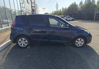 Подержанный автомобиль Renault Scenic 2009 года (8 фото)