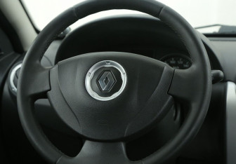 Подержанный автомобиль Renault Sandero 2011 года (16 фото)