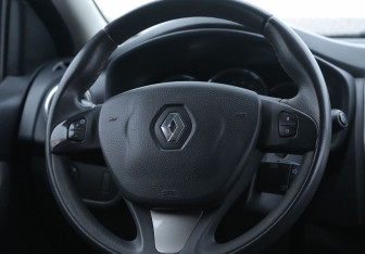 Подержанный автомобиль Renault Sandero 2015 года (16 фото)