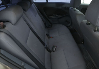 Подержанный автомобиль Nissan Almera Hatchback 2004 года (11 фото)