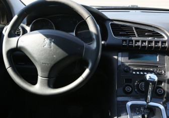 Подержанный автомобиль Peugeot 3008 2011 года (14 фото)