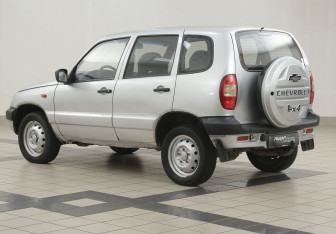 Подержанный автомобиль Chevrolet Niva 2004 года (2 фото)