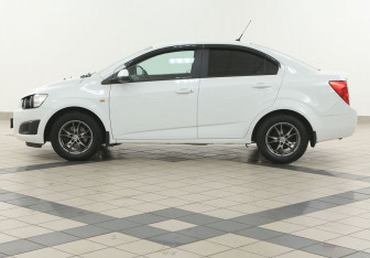 Подержанный автомобиль Chevrolet Aveo Sedan 2014 года (7 фото)