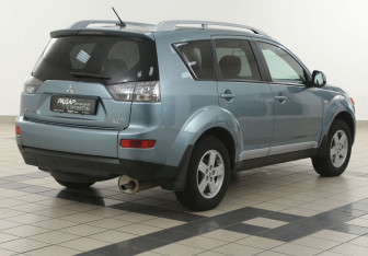 Подержанный автомобиль Mitsubishi Outlander 2008 года (4 фото)