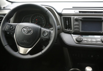 Подержанный автомобиль Toyota RAV4 2013 года (14 фото)