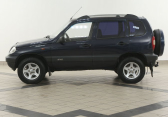 Подержанный автомобиль Chevrolet Niva 2005 года (7 фото)